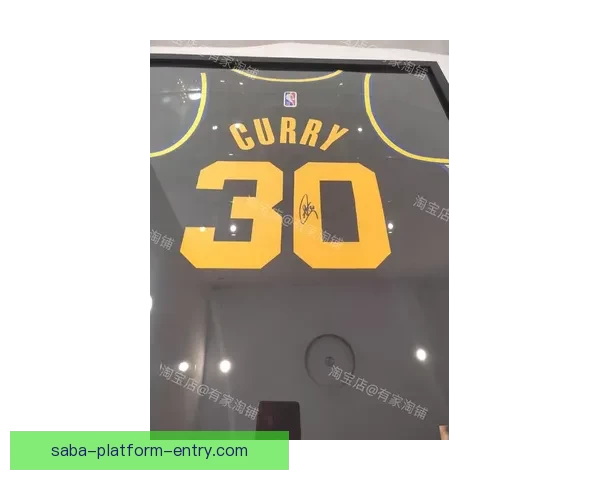 库里晒图致敬父亲球衣退役传奇光芒永照球馆穹顶