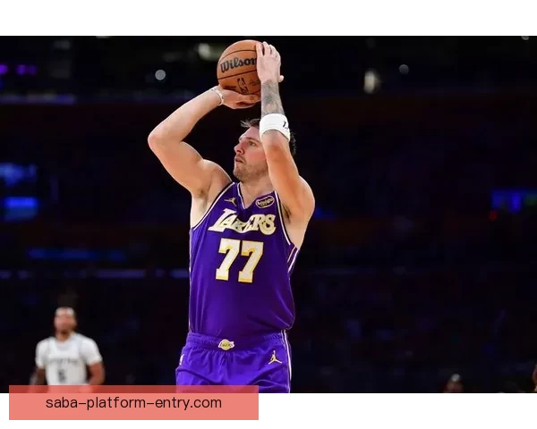 东契奇60分带领独行侠迎8连胜 疲惫闭眼庆祝 湖人全队为其狂欢祝贺